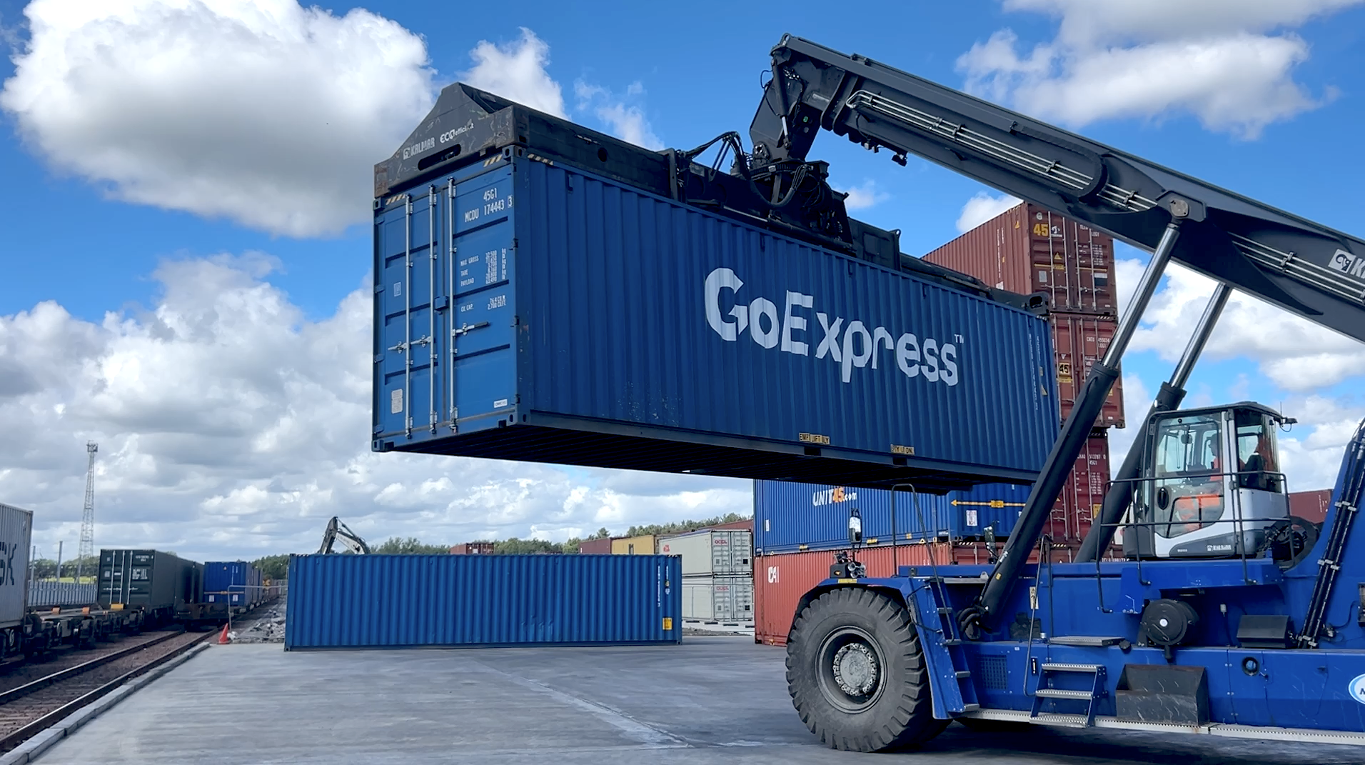 GoExpress Box - Loading at Mossend Euroterminal © GoExpress